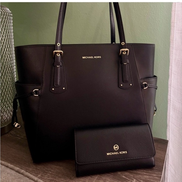 Michael Kors Voyager Tote and Wallet - Picture 1 of 11
